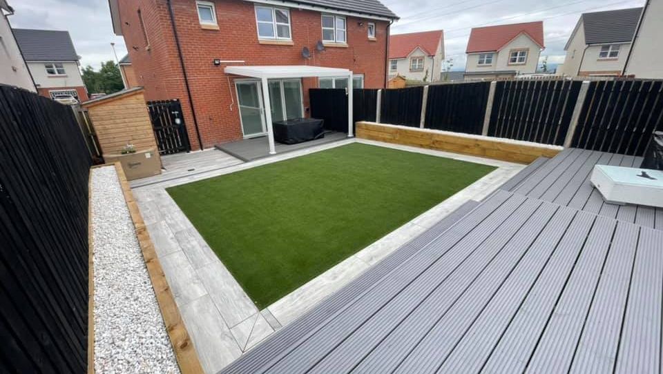 A collaboration from a few weeks back with R M Joinery installing composite decking along with our porcelain and artificial grass design