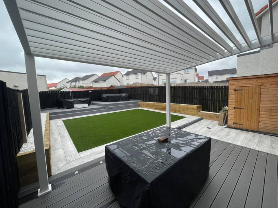 A collaboration from a few weeks back with R M Joinery installing composite decking along with our porcelain and artificial grass design 